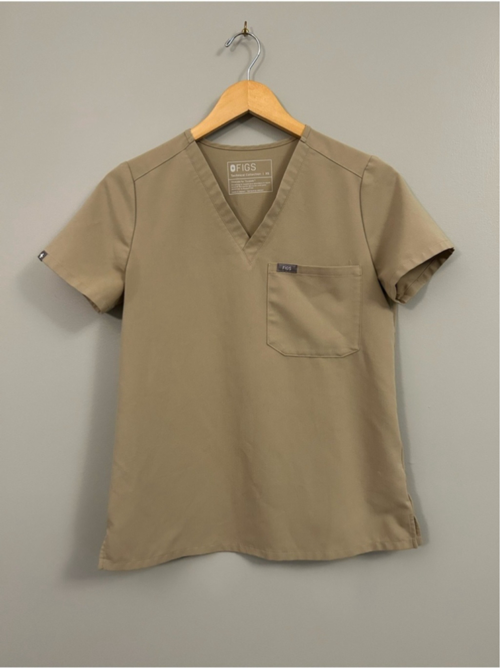 Figs Women’s XS Short-Sleeve V-Neck Top Tan